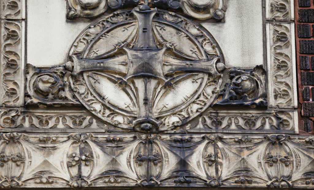 original rissman & hirschfeld-designed 1923 white glazed terra cotta sullivanesque ornament salvaged from the lincoln-montana building