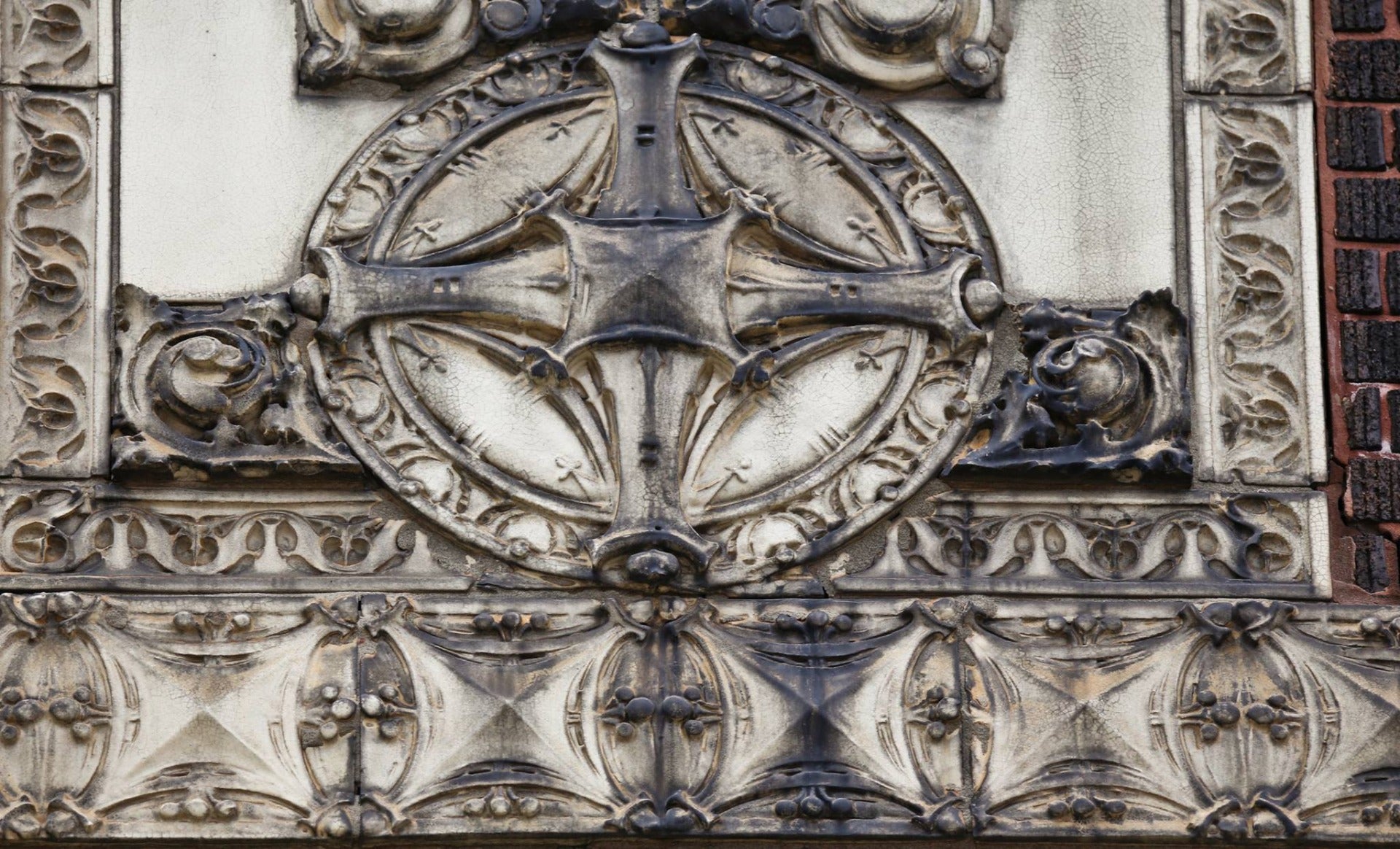 original rissman & hirschfeld-designed 1923 white glazed terra cotta sullivanesque ornament salvaged from the lincoln-montana building