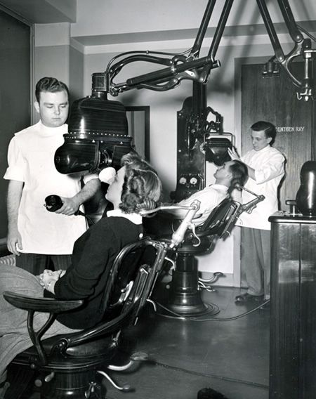 fully functional c. 1940's super streamlined american vintage medical tabletop portable fluorescent light dental x-ray film viewer with tilting lamp head and weighted base