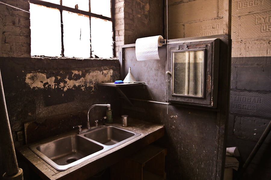 original c. 1920's antique american industrial refinished cast iron durable "palmer no waste" roberts electric company machine shop lavatory toilet paper holder