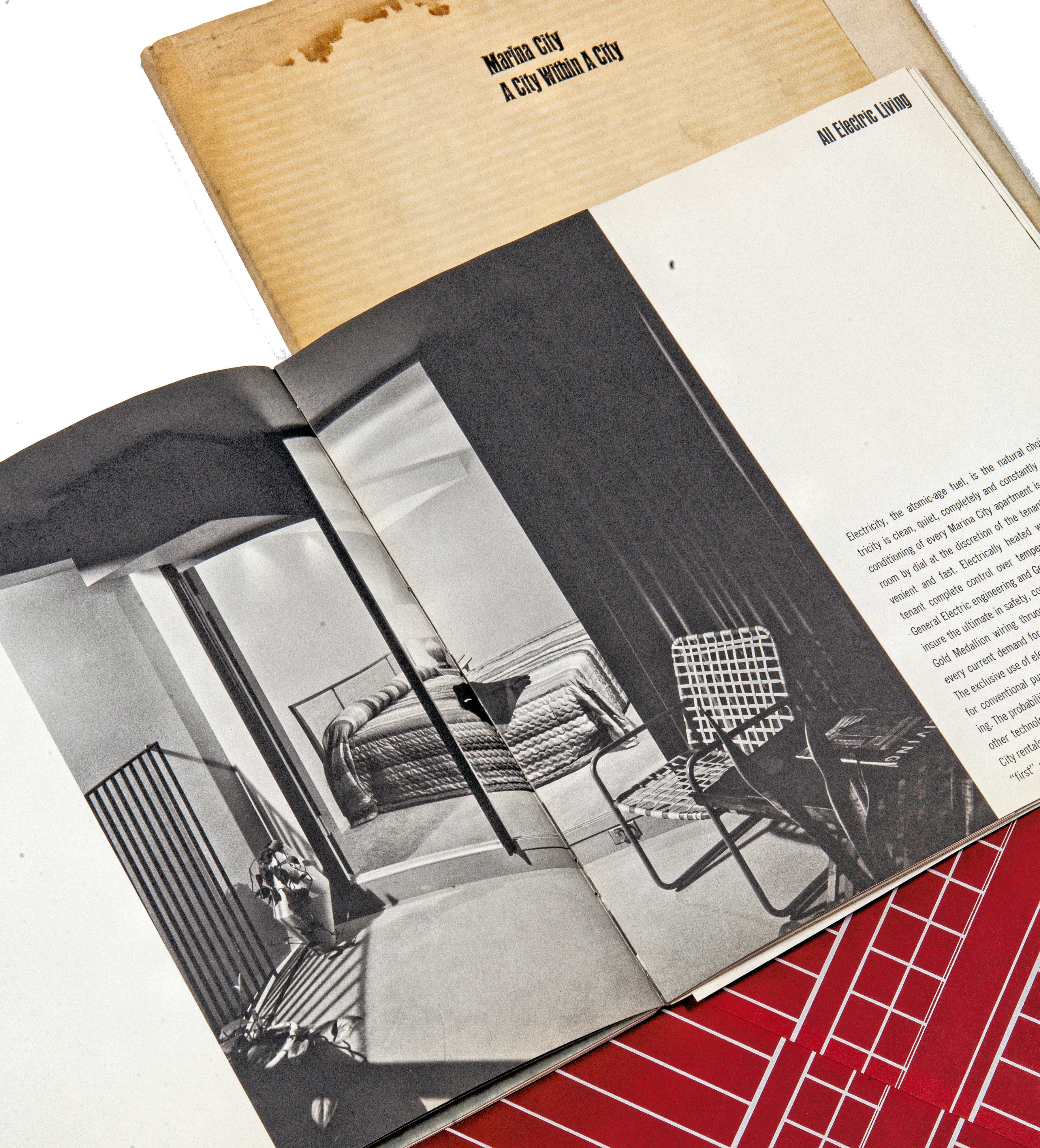 original and largely intact 1962 marina city (bertrand goldberg, 1964-68) prospectus showcasing the building’s distinctive architectural elements with floor plans, site layouts, models, and photographs.