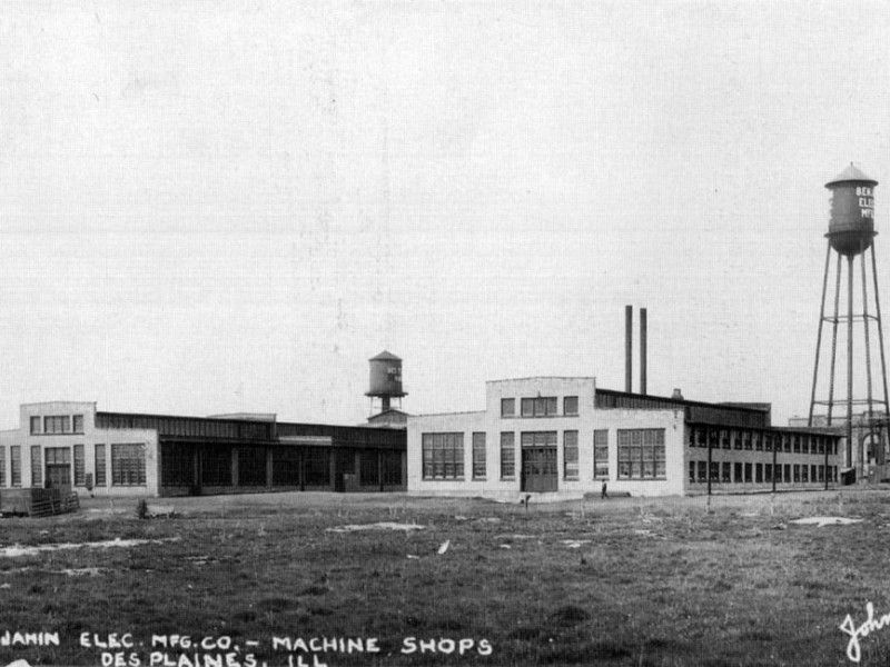 one of four matching fully functional c. 1910 patented brass shell benjamin rotating dual socket extensions for use with two incandescent light bulbs