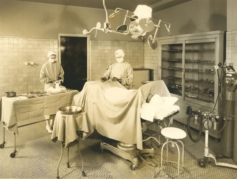 highly sought after all original c. 1930's american antique medical depression era hospital operating room "operay" multibeam surgical light with centrally located orb