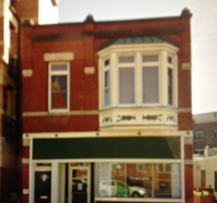 original late 1880's exterior chicago commercial building painted single-sided zinc metal bay window ornament with centrally located protruding rosette