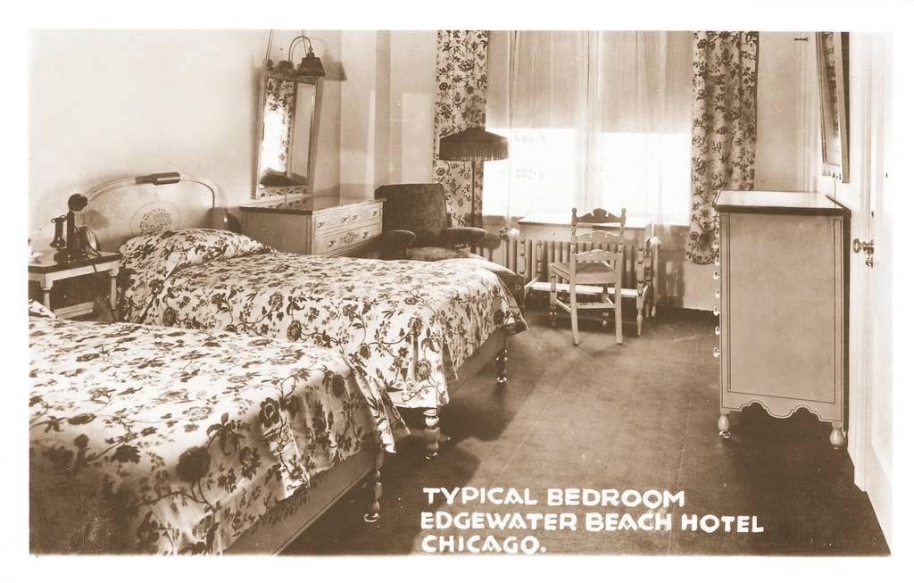 authentic late 1920's historic edgewater beach hotel molded green composite guest room fob with single door key